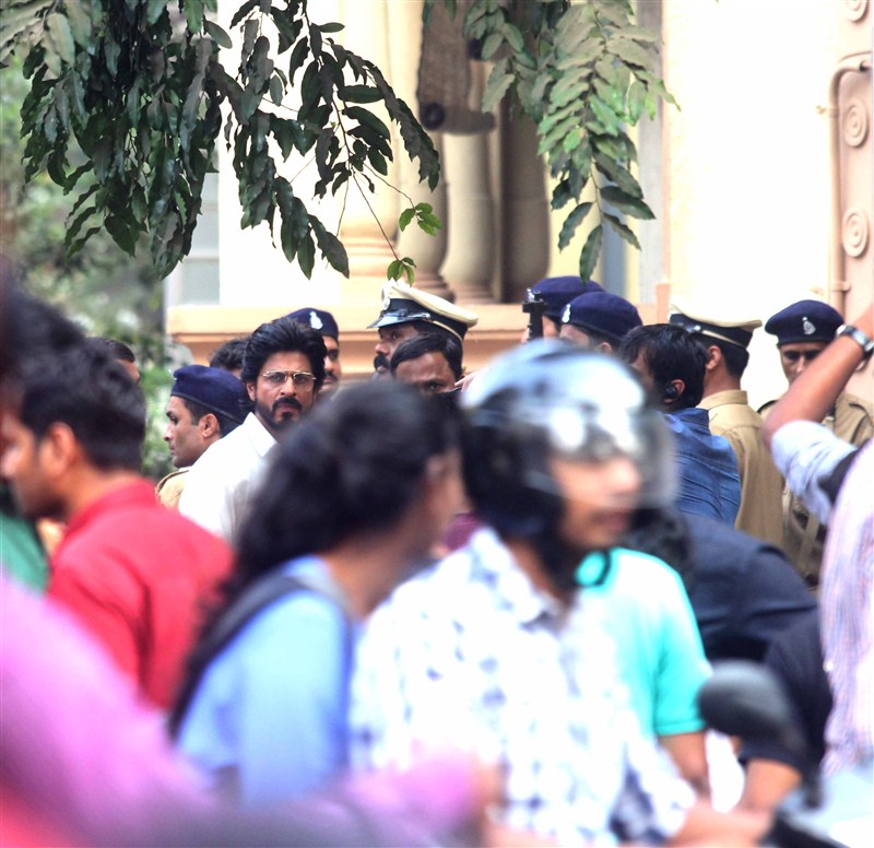 Bollywood actor Shah Rukh Khan and actress Mahira Khan on Raees sets in Mumbai. Shah Rukh Khan,Mahira Khan,Shah Rukh Khan and Mahira Khan,Shah Rukh Khan on Raees,Shah Rukh Khan on Raees sets,Raees,bollywood movie Raees,shah rukh khan raees,srk raees,raees shooting,shah rukh raees,Raees Release Date