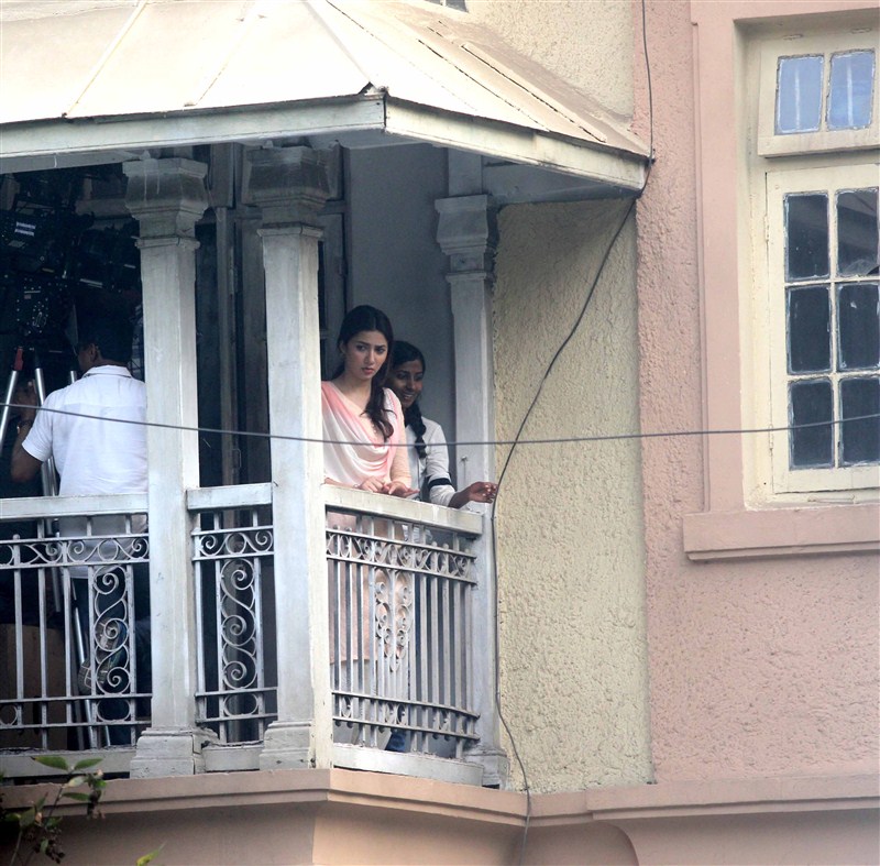Bollywood actor Shah Rukh Khan and actress Mahira Khan on Raees sets in Mumbai. Shah Rukh Khan,Mahira Khan,Shah Rukh Khan and Mahira Khan,Shah Rukh Khan on Raees,Shah Rukh Khan on Raees sets,Raees,bollywood movie Raees,shah rukh khan raees,srk raees,raees shooting,shah rukh raees,Raees Release Date