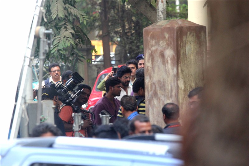 Bollywood actor Shah Rukh Khan and actress Mahira Khan on Raees sets in Mumbai. Shah Rukh Khan,Mahira Khan,Shah Rukh Khan and Mahira Khan,Shah Rukh Khan on Raees,Shah Rukh Khan on Raees sets,Raees,bollywood movie Raees,shah rukh khan raees,srk raees,raees shooting,shah rukh raees,Raees Release Date