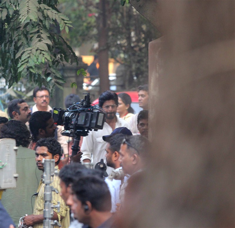 Bollywood actor Shah Rukh Khan and actress Mahira Khan on Raees sets in Mumbai. Shah Rukh Khan,Mahira Khan,Shah Rukh Khan and Mahira Khan,Shah Rukh Khan on Raees,Shah Rukh Khan on Raees sets,Raees,bollywood movie Raees,shah rukh khan raees,srk raees,raees shooting,shah rukh raees,Raees Release Date