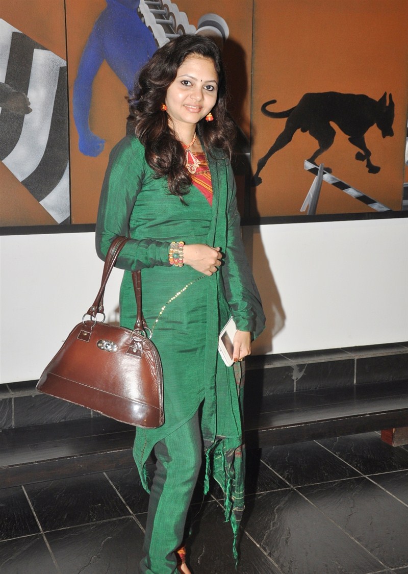 In a bid to bridge the gap between elitist art and the art for the common man, that is cinema, Osianama’s Womanhood festival has brought to life, feminine art form over the last 100 years of Indian art at Tao Art Gallery. Osianama Womanhood Art Exhibition,Osianama Womanhood Art,Abha Singh,Artist Naina Kanodia,Naina Kanodia,Artist Sujata Jambhale,Sujata Jambhale,Vikram Bawa,Namrita Bachchan,Neville Tuli
