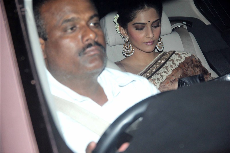 Photos of Hrithik Roshan, Kangana Ranaut, Sonam Kapoor, Anushka Sharma at DR. Aggarwal's Daughter Wedding. Hrithik Roshan,Kangana Ranaut,Sonam Kapoor,Anushka Sharma,DR. Aggarwal's Daughter Wedding,celebs at DR. Aggarwal's Daughter Wedding,Aggarwal Daughter Wedding,Aggarwal Daughter marriage