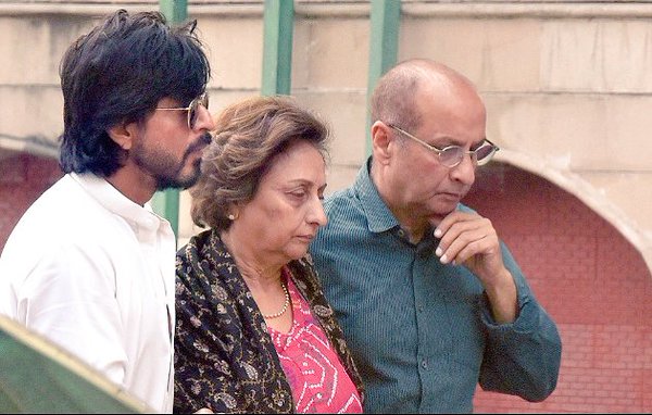 Bollywood superstar Shah Rukh Khan on Wednesday attended the last rites of his wife Gauri Khan's father Ramesh Chandra Chibber. Shah Rukh Khan,SRK,Shah Rukh Khan attends father-in-law's funeral,Gauri Khan,Gauri Khan father,Ramesh Chandra Chibber,Gauri Khan's father Ramesh Chandra Chibber,Bollywood superstar Shah Rukh Khan,fan