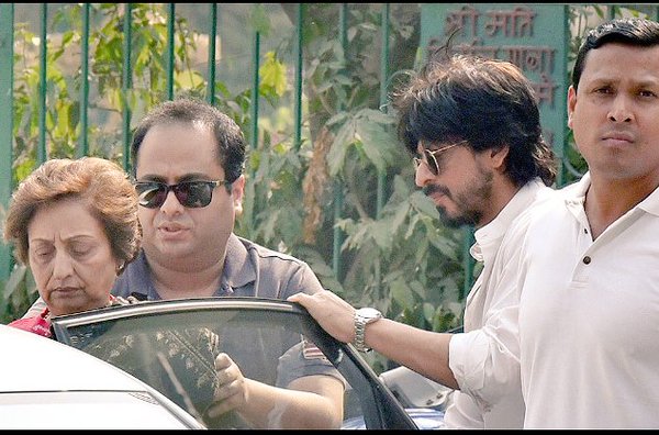 Bollywood superstar Shah Rukh Khan on Wednesday attended the last rites of his wife Gauri Khan's father Ramesh Chandra Chibber. Shah Rukh Khan,SRK,Shah Rukh Khan attends father-in-law's funeral,Gauri Khan,Gauri Khan father,Ramesh Chandra Chibber,Gauri Khan's father Ramesh Chandra Chibber,Bollywood superstar Shah Rukh Khan,fan