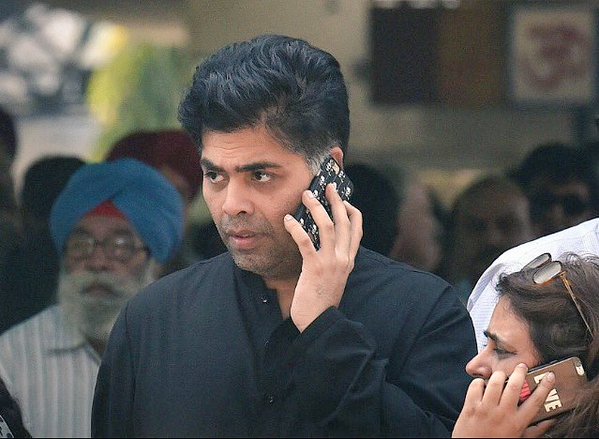 Bollywood superstar Shah Rukh Khan on Wednesday attended the last rites of his wife Gauri Khan's father Ramesh Chandra Chibber. Shah Rukh Khan,SRK,Shah Rukh Khan attends father-in-law's funeral,Gauri Khan,Gauri Khan father,Ramesh Chandra Chibber,Gauri Khan's father Ramesh Chandra Chibber,Bollywood superstar Shah Rukh Khan,fan
