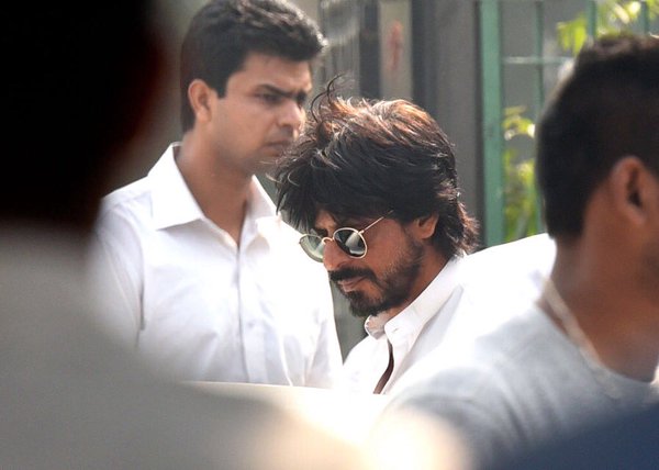 Bollywood superstar Shah Rukh Khan on Wednesday attended the last rites of his wife Gauri Khan's father Ramesh Chandra Chibber. Shah Rukh Khan,SRK,Shah Rukh Khan attends father-in-law's funeral,Gauri Khan,Gauri Khan father,Ramesh Chandra Chibber,Gauri Khan's father Ramesh Chandra Chibber,Bollywood superstar Shah Rukh Khan,fan