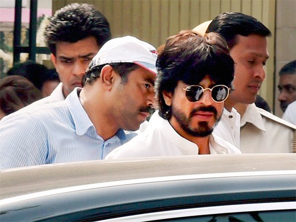 Bollywood superstar Shah Rukh Khan on Wednesday attended the last rites of his wife Gauri Khan's father Ramesh Chandra Chibber. Shah Rukh Khan,SRK,Shah Rukh Khan attends father-in-law's funeral,Gauri Khan,Gauri Khan father,Ramesh Chandra Chibber,Gauri Khan's father Ramesh Chandra Chibber,Bollywood superstar Shah Rukh Khan,fan