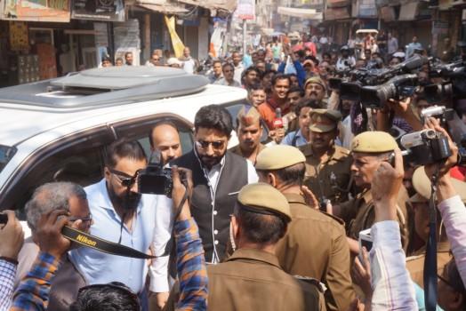 Bollywood actor Abhishek Bachchan on Wednesday paid a visit to the famous Kashi Vishwanath Temple.