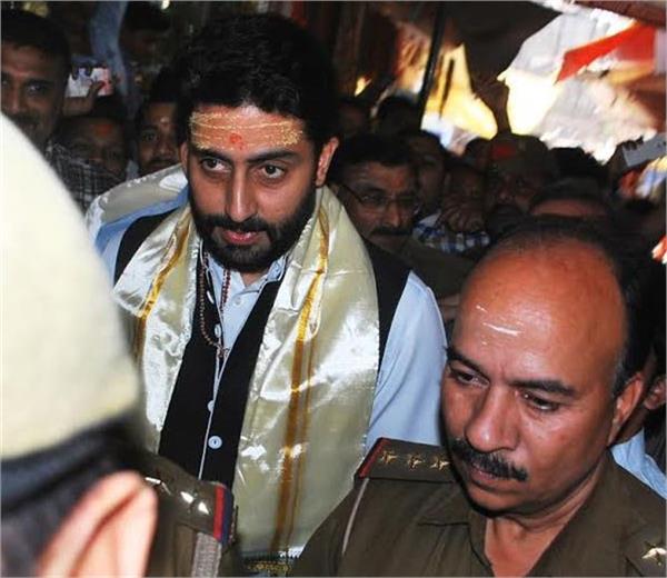 Bollywood actor Abhishek Bachchan on Wednesday paid a visit to the famous Kashi Vishwanath Temple. Abhishek Bachchan,Abhishek Bachchan at Kashi Vishwanath temple,Kashi Vishwanath temple,actor Abhishek Bachchan,Bachchan,Abhishek Bachchan prays at Kashi Vishwanath temple,Amitabh Bachchan,Amitabh Bachchan son