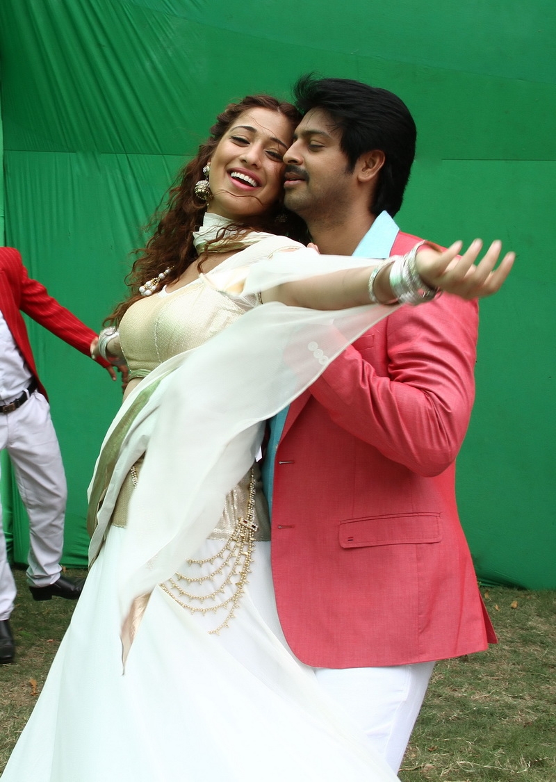 Actor Srikanth and Actress Raai Laxmi starrer Shiva Ganga,Srikanth and Raai Laxmi,Srikanth,Raai Laxmi,Sowcarpet,Shiva Ganga Movie stills,Shiva Ganga Movie pics,Shiva Ganga Movie images,Shiva Ganga Movie pictures