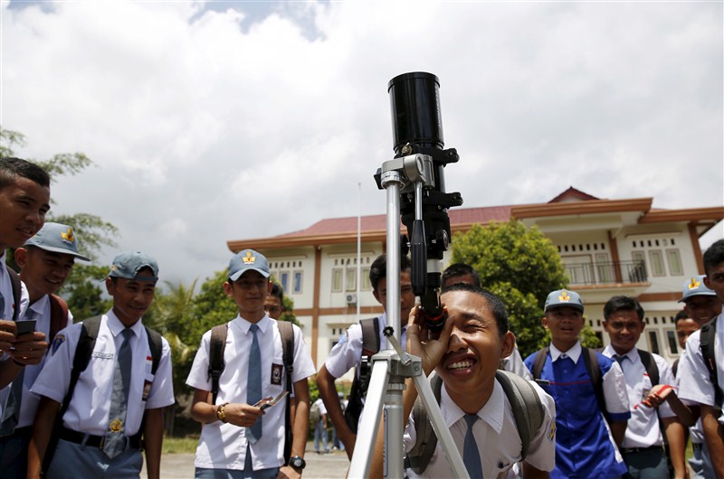 Students and teachers test their self-made filters and look at the sun after a joint workshop between the Hong Kong Astronomical Society and Indonesia's National Institute of Aeronautics and Space (LAPAN). Solar eclipse,Solar eclipse 2016,Solar eclipse self-made filters,self-made filters,Hong Kong Astronomical Society,Indonesia's National Institute,Aeronautics and Space