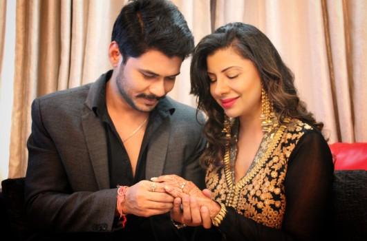 Feisty TV actress Sambhavna Seth got engaged to fellow actor Avinash Dwivedi.