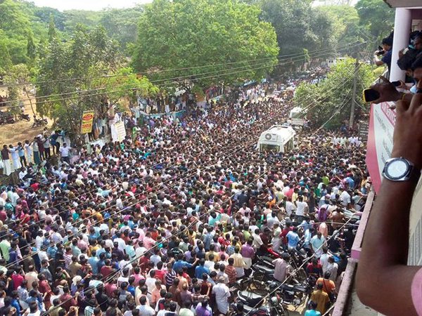 Photos of Thousands bid goodbye to Actor Kalabhavan Mani. Kalabhavan Mani Funeral Photos,Kalabhavan Mani Funeral,Kalabhavan Mani,Kalabhavan Mani goodbye,Kalabhavan Mani Funeral pics,Kalabhavan Mani Funeral images,Kalabhavan Mani Funeral stills,Kalabhavan Mani Funeral pictures,Kalabhavan Mani stills,Kalabhavan Ma