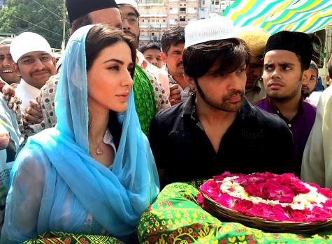 Himesh Reshammiya visited Ajmer sharif with Farah Karimaee to offer prayers for success of Teraa Surroor.