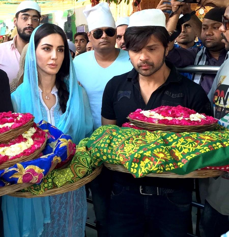 Himesh Reshammiya visited Ajmer sharif with Farah Karimaee to offer prayers for success of Teraa Surroor. Himesh Reshammiya,Farah Karimaee,Himesh Reshammiya and Farah Karimaee,Himesh Reshammiya and Farah Karimaee visit Ajmer Sharif,Himesh Reshammiya visit Ajmer Sharif,Farah Karimaee visit Ajmer Sharif,Teraa Surroor