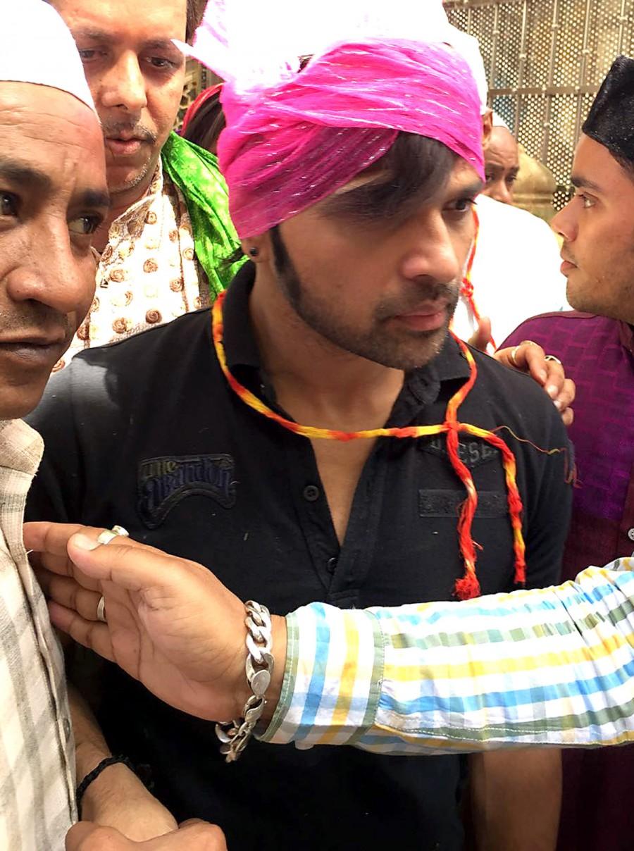 Himesh Reshammiya visited Ajmer sharif with Farah Karimaee to offer prayers for success of Teraa Surroor. Himesh Reshammiya,Farah Karimaee,Himesh Reshammiya and Farah Karimaee,Himesh Reshammiya and Farah Karimaee visit Ajmer Sharif,Himesh Reshammiya visit Ajmer Sharif,Farah Karimaee visit Ajmer Sharif,Teraa Surroor