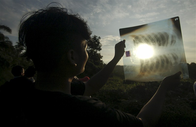 A diamond ring solar eclipse is seen from Matantimali, Palu, Central Sulawesi, Indonesia, India. Solar Eclipse,Solar Eclipse 2016,partial solar eclipse,Partial solar eclipse in India,Solar eclipse in India,solar eclipse in IndiIndonesia,solar eclipse around worls,Solar Eclipse rare pics,Solar Eclipse rare images,Solar Eclipse rare stills,Solar Eclips