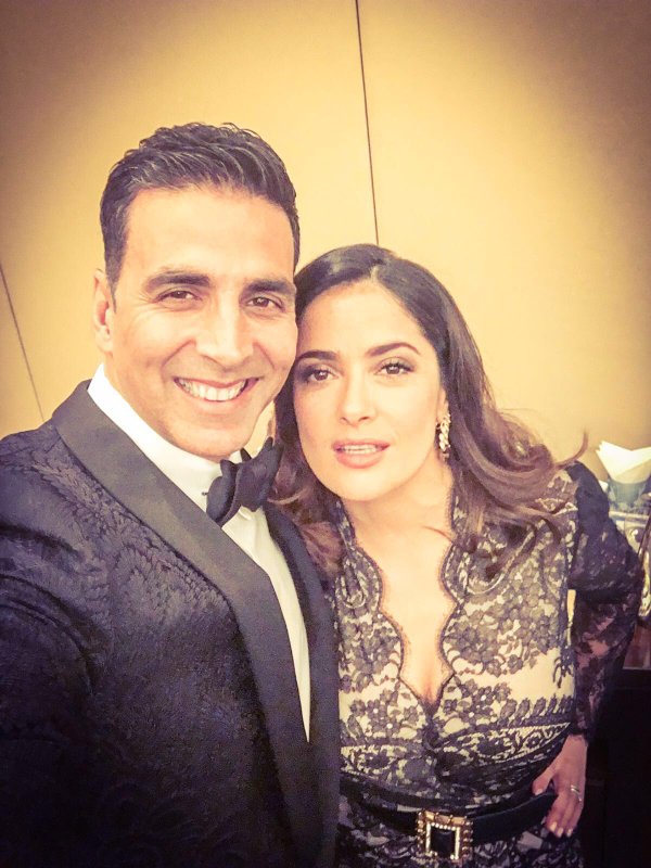 Bollywood star Akshay Kumar has shared with his fans his 'selfie of a lifetime' with Hollywood actress Salma Hayek. Akshay Kumar,Akshay Kumar with Salma Hayek,Salma Hayek,selfie of a lifetime,Hollywood actress Salma Hayek,actor Akshay Kumar,bollywood actor Akshay Kumar,Akshay Kumar latest pics,Akshay Kumar latest images,Akshay Kumar latest stills,Akshay Kumar latest pi