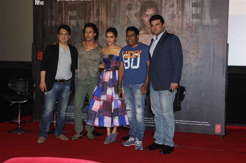 Photos og Bollywood actress Shraddha Kapoor and actor Tiger Shroff at Baaghi's trailer launch. Shraddha Kapoor,Tiger Shroff,Shraddha Kapoor and Tiger Shroff,Shraddha Kapoor at Baaghi trailer launch,Tiger Shroff at Baaghi trailer launch,Baaghi trailer launch,Baaghi trailer launch pics,Baaghi trailer,Baaghi trailer launch images,Baaghi trailer launch