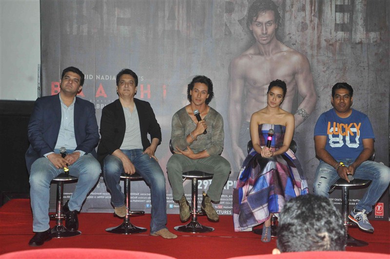 Photos og Bollywood actress Shraddha Kapoor and actor Tiger Shroff at Baaghi's trailer launch. Shraddha Kapoor,Tiger Shroff,Shraddha Kapoor and Tiger Shroff,Shraddha Kapoor at Baaghi trailer launch,Tiger Shroff at Baaghi trailer launch,Baaghi trailer launch,Baaghi trailer launch pics,Baaghi trailer,Baaghi trailer launch images,Baaghi trailer launch