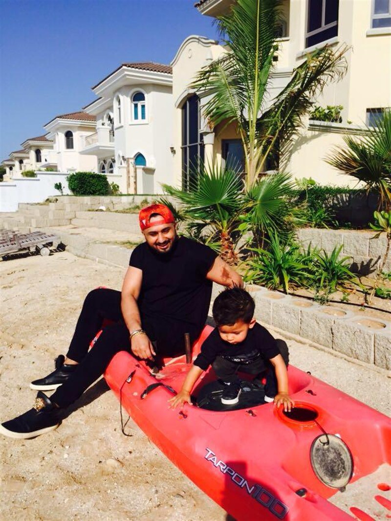 A relaxed Honey Singh is seen having a good time with his cute little nephew, Keyaan. Yo Yo Honey Singh,Keyaan,Yo Yo Honey Singh with his Nephew,Honey Singh,Yo Yo Honey Singh with Keyaan