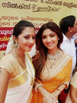 Shilpa Shetty arrived in Kerala Thursday, March 17 to inaugurate the new showroom of Mahalekshmi silks in Thiruvalla.