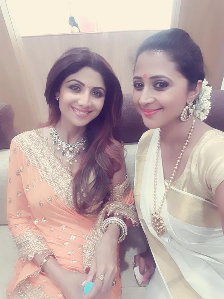 Shilpa Shetty arrived in Kerala Thursday, March 17 to inaugurate the new showroom of Mahalekshmi silks in Thiruvalla. Kaniha,shilpa shetty,shilpa shetty in kerala,shilpa shetty kerala photos