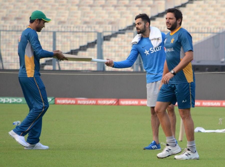 Indian batting talisman Virat Kohli on Friday gifted Pakistan pacer Mohammad Amir one of his cricket bats. India vs Pakistan,Virat Kohli gifts bat to Mohammad Amir,Virat Kohli gifts bat,Virat Kohli,Mohammad Amir,India vs Pakistan cricket,India vs Pakistan in ICC World T20 2016,India vs Pakistan World T20,India vs Pakistan ICC World T20 2016,India vs Pakistan p