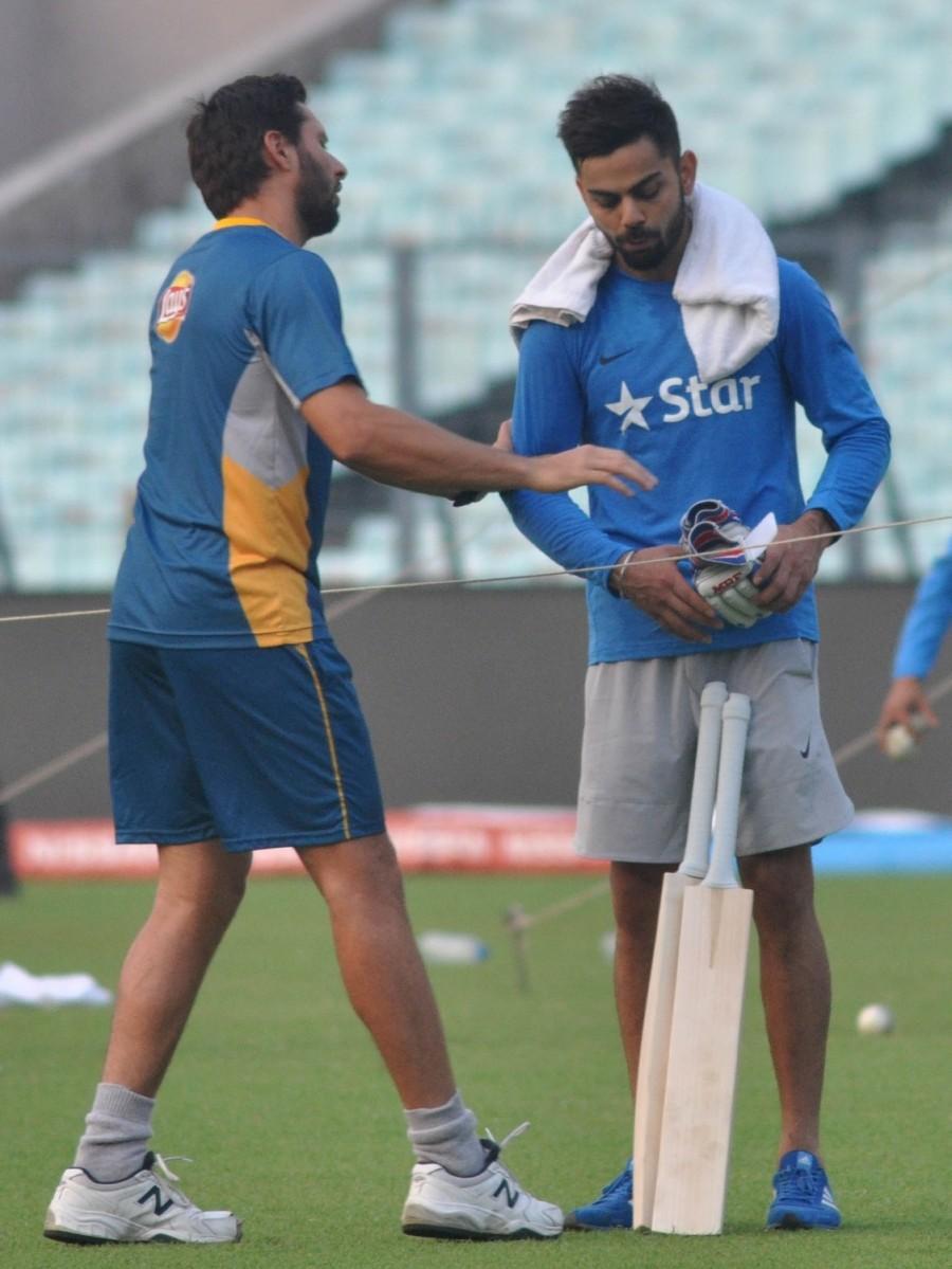 Indian batting talisman Virat Kohli on Friday gifted Pakistan pacer Mohammad Amir one of his cricket bats. India vs Pakistan,Virat Kohli gifts bat to Mohammad Amir,Virat Kohli gifts bat,Virat Kohli,Mohammad Amir,India vs Pakistan cricket,India vs Pakistan in ICC World T20 2016,India vs Pakistan World T20,India vs Pakistan ICC World T20 2016,India vs Pakistan p