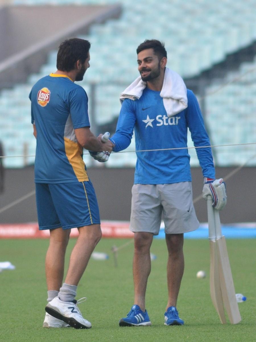 Indian batting talisman Virat Kohli on Friday gifted Pakistan pacer Mohammad Amir one of his cricket bats. India vs Pakistan,Virat Kohli gifts bat to Mohammad Amir,Virat Kohli gifts bat,Virat Kohli,Mohammad Amir,India vs Pakistan cricket,India vs Pakistan in ICC World T20 2016,India vs Pakistan World T20,India vs Pakistan ICC World T20 2016,India vs Pakistan p
