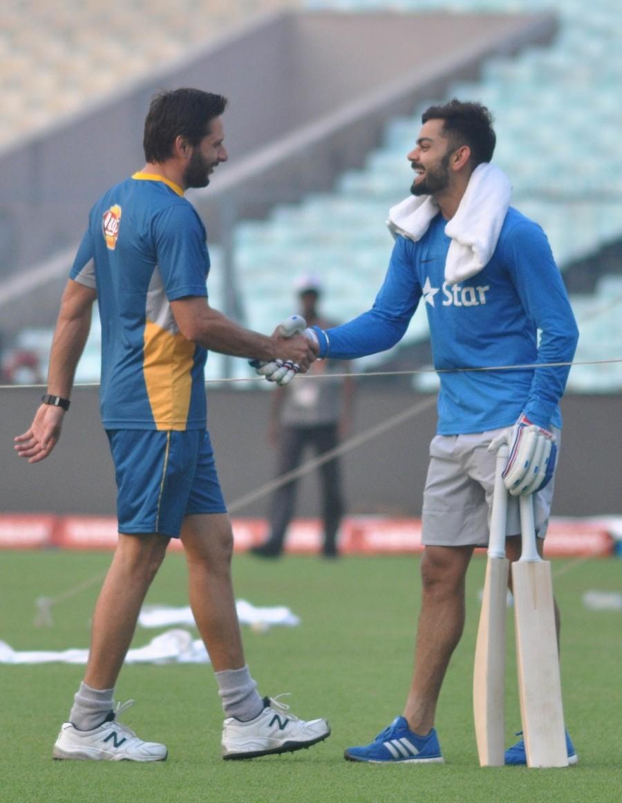 Indian batting talisman Virat Kohli on Friday gifted Pakistan pacer Mohammad Amir one of his cricket bats. India vs Pakistan,Virat Kohli gifts bat to Mohammad Amir,Virat Kohli gifts bat,Virat Kohli,Mohammad Amir,India vs Pakistan cricket,India vs Pakistan in ICC World T20 2016,India vs Pakistan World T20,India vs Pakistan ICC World T20 2016,India vs Pakistan p