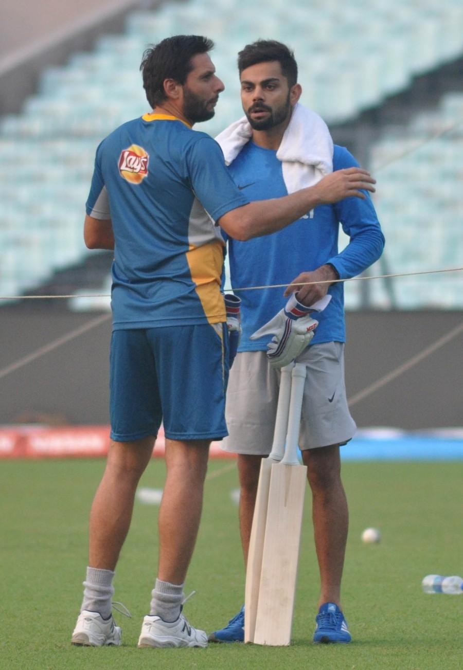 Indian batting talisman Virat Kohli on Friday gifted Pakistan pacer Mohammad Amir one of his cricket bats. India vs Pakistan,Virat Kohli gifts bat to Mohammad Amir,Virat Kohli gifts bat,Virat Kohli,Mohammad Amir,India vs Pakistan cricket,India vs Pakistan in ICC World T20 2016,India vs Pakistan World T20,India vs Pakistan ICC World T20 2016,India vs Pakistan p
