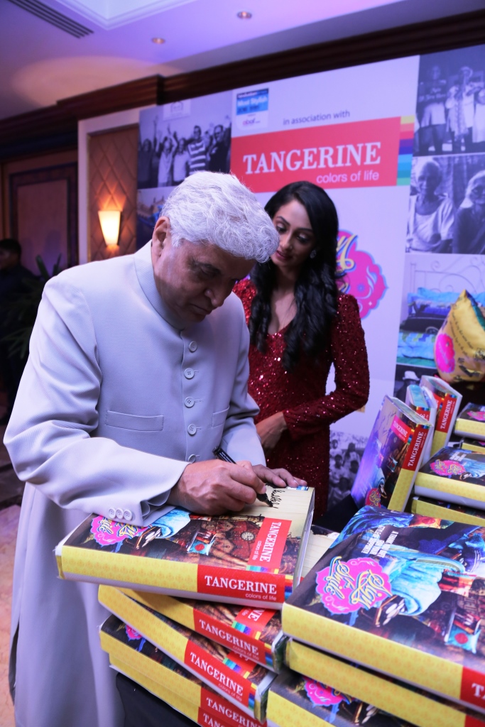 Bollywood celebrities have signed up for a cause to donate bed sheets to senior citizens. B-Town teams up to support senior citizens,senior citizens,Javed Akthar,Sonam Kapoor,Kabir Bedi,Sidharth Malhotra,Sushant Singh Rajput,Kalki Koechlin,Malaika Arora Khan,Govinda,Bhoomi Pednekar,Athiya Shetty,Urvashi Rautela,Kanika Kapoor
