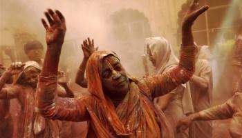 Holi festival,Holi,Holi celebrations,Indian widows celebrate Holi festival,widows celebrate Holi festival,Vrindavan temple,Sulabh International