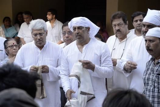 Shaad Randhawa, Farah Naaz, Tabu, Pooja Bedi, Dina Umarova, Sheeba attend Vindu Dara Singh's mother's funeral.