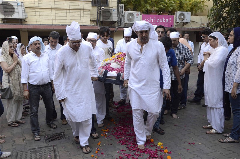 Shaad Randhawa, Farah Naaz, Tabu, Pooja Bedi, Dina Umarova, Sheeba attend Vindu Dara Singh's mother's funeral. Vindu Dara Singh,Dara Singh,Surjit Kaur Randhawa,Late wrestler-actor Dara Singh,Shaad Randhawa,Farah Naaz,Tabu,Pooja Bedi,Dina Umarova,Sheeba,Vindu Dara Singh's mother's funeral,Vindu Dara Singh's mother's funeral pics,Vindu Dara Singh