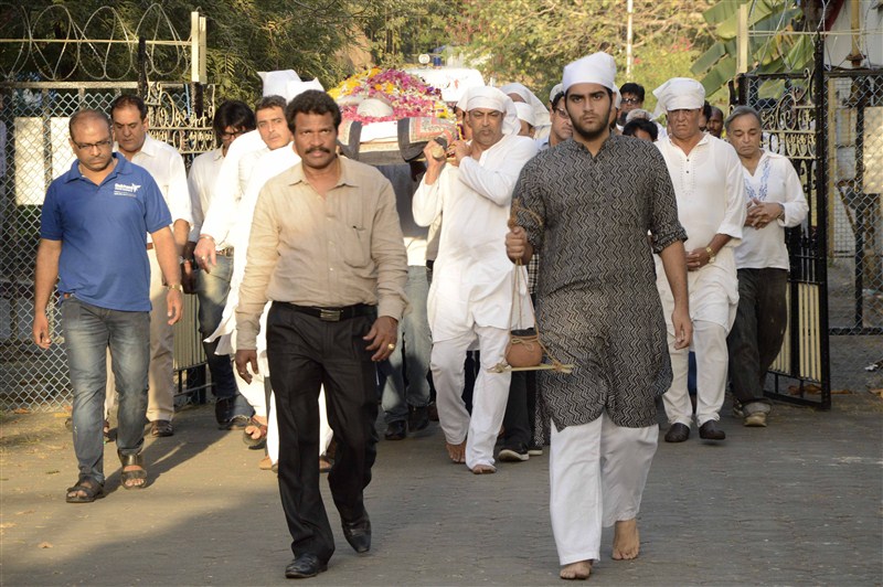 Shaad Randhawa, Farah Naaz, Tabu, Pooja Bedi, Dina Umarova, Sheeba attend Vindu Dara Singh's mother's funeral. Vindu Dara Singh,Dara Singh,Surjit Kaur Randhawa,Late wrestler-actor Dara Singh,Shaad Randhawa,Farah Naaz,Tabu,Pooja Bedi,Dina Umarova,Sheeba,Vindu Dara Singh's mother's funeral,Vindu Dara Singh's mother's funeral pics,Vindu Dara Singh