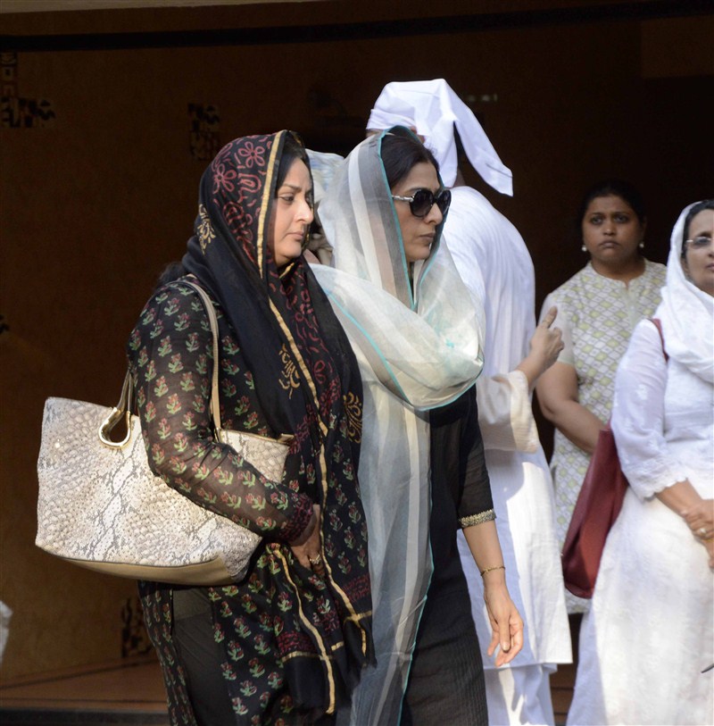 Shaad Randhawa, Farah Naaz, Tabu, Pooja Bedi, Dina Umarova, Sheeba attend Vindu Dara Singh's mother's funeral. Vindu Dara Singh,Dara Singh,Surjit Kaur Randhawa,Late wrestler-actor Dara Singh,Shaad Randhawa,Farah Naaz,Tabu,Pooja Bedi,Dina Umarova,Sheeba,Vindu Dara Singh's mother's funeral,Vindu Dara Singh's mother's funeral pics,Vindu Dara Singh