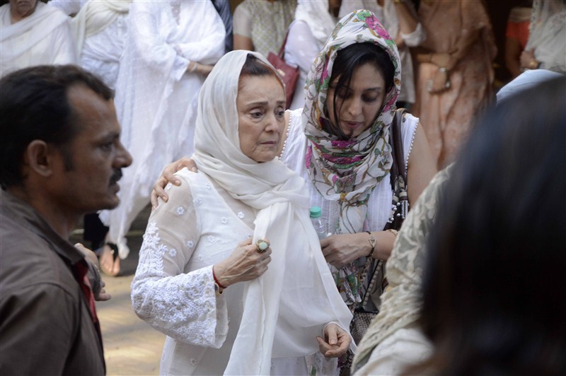 Shaad Randhawa, Farah Naaz, Tabu, Pooja Bedi, Dina Umarova, Sheeba attend Vindu Dara Singh's mother's funeral. Vindu Dara Singh,Dara Singh,Surjit Kaur Randhawa,Late wrestler-actor Dara Singh,Shaad Randhawa,Farah Naaz,Tabu,Pooja Bedi,Dina Umarova,Sheeba,Vindu Dara Singh's mother's funeral,Vindu Dara Singh's mother's funeral pics,Vindu Dara Singh