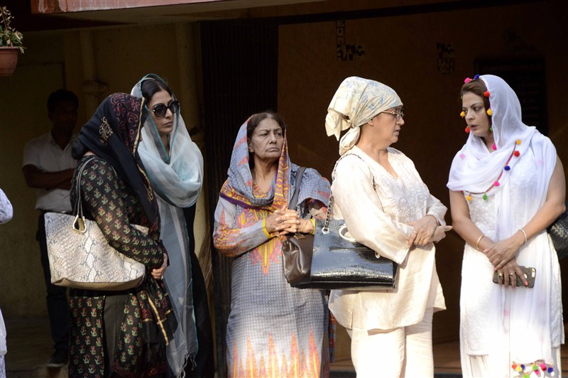 Shaad Randhawa, Farah Naaz, Tabu, Pooja Bedi, Dina Umarova, Sheeba attend Vindu Dara Singh's mother's funeral. Vindu Dara Singh,Dara Singh,Surjit Kaur Randhawa,Late wrestler-actor Dara Singh,Shaad Randhawa,Farah Naaz,Tabu,Pooja Bedi,Dina Umarova,Sheeba,Vindu Dara Singh's mother's funeral,Vindu Dara Singh's mother's funeral pics,Vindu Dara Singh