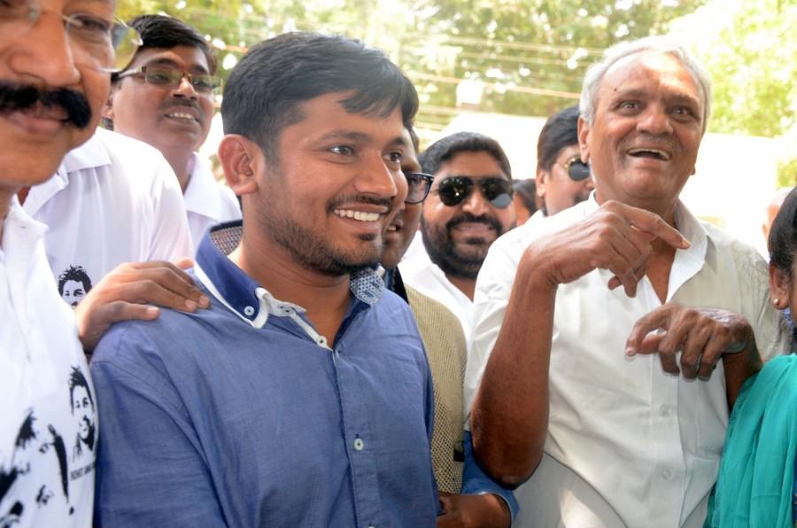 JNU student leader Kanhaiya Kumar arrived here on Wednesday to visit the Hyderabad Central University to join protests over the suicide of Dalit research scholar Rohith Vemula even as the police cracked down on the campus to bar the entry of outsiders. JNUSU,JNUSU president Kanhaiya Kumar,Kanhaiya Kumar arrives at University of Hyderabad,Kanhaiya Kumar,Dalit research scholar,Dalit,Rohith Vemula,University of Hyderabad,Hyderabad University