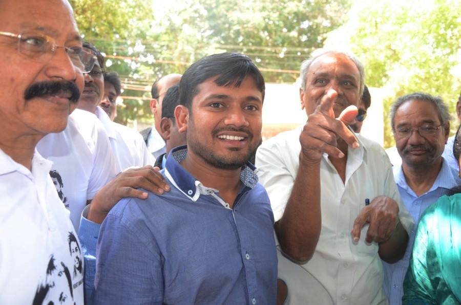 JNU student leader Kanhaiya Kumar arrived here on Wednesday to visit the Hyderabad Central University to join protests over the suicide of Dalit research scholar Rohith Vemula even as the police cracked down on the campus to bar the entry of outsiders. JNUSU,JNUSU president Kanhaiya Kumar,Kanhaiya Kumar arrives at University of Hyderabad,Kanhaiya Kumar,Dalit research scholar,Dalit,Rohith Vemula,University of Hyderabad,Hyderabad University