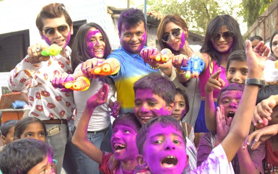 Aneel Murarka of Ample Miission Along with Vivek Mishra, Shweta Khanduri, Mitali Nag & Shagun Gupta celebrated Holi with underprivileged children. Aneel Murarka,Ample Miission,Holi celebration with underprivileged children,Holi celebration,Holi 2016,Holi,Vivek Mishra,Shweta Khanduri,Mitali Nag,Shagun Gupta