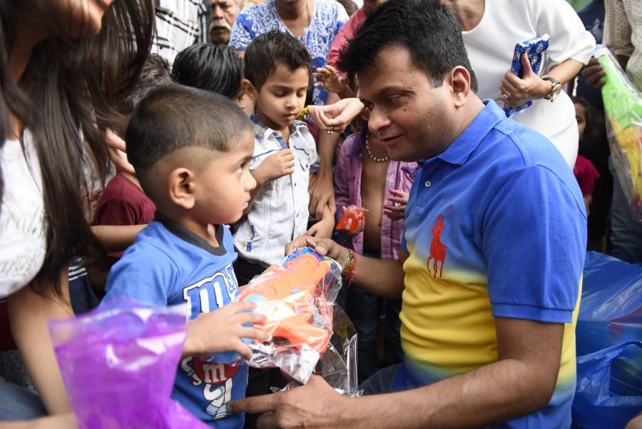 Aneel Murarka of Ample Miission Along with Vivek Mishra, Shweta Khanduri, Mitali Nag & Shagun Gupta celebrated Holi with underprivileged children. Aneel Murarka,Ample Miission,Holi celebration with underprivileged children,Holi celebration,Holi 2016,Holi,Vivek Mishra,Shweta Khanduri,Mitali Nag,Shagun Gupta