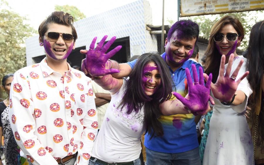 Aneel Murarka of Ample Miission Along with Vivek Mishra, Shweta Khanduri, Mitali Nag & Shagun Gupta celebrated Holi with underprivileged children. Aneel Murarka,Ample Miission,Holi celebration with underprivileged children,Holi celebration,Holi 2016,Holi,Vivek Mishra,Shweta Khanduri,Mitali Nag,Shagun Gupta