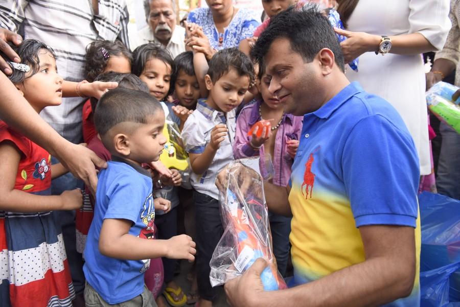 Aneel Murarka of Ample Miission Along with Vivek Mishra, Shweta Khanduri, Mitali Nag & Shagun Gupta celebrated Holi with underprivileged children. Aneel Murarka,Ample Miission,Holi celebration with underprivileged children,Holi celebration,Holi 2016,Holi,Vivek Mishra,Shweta Khanduri,Mitali Nag,Shagun Gupta