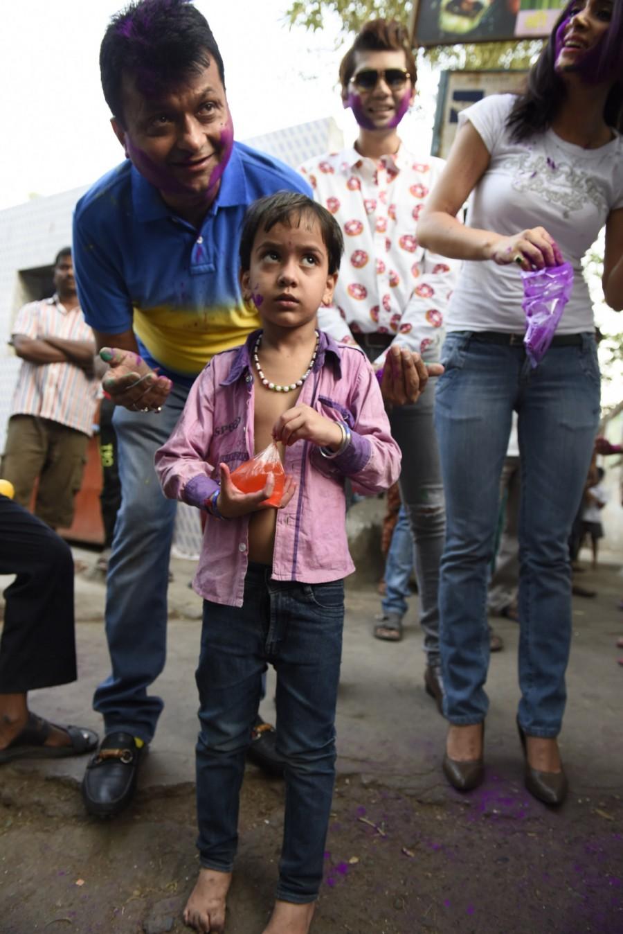 Aneel Murarka of Ample Miission Along with Vivek Mishra, Shweta Khanduri, Mitali Nag & Shagun Gupta celebrated Holi with underprivileged children. Aneel Murarka,Ample Miission,Holi celebration with underprivileged children,Holi celebration,Holi 2016,Holi,Vivek Mishra,Shweta Khanduri,Mitali Nag,Shagun Gupta