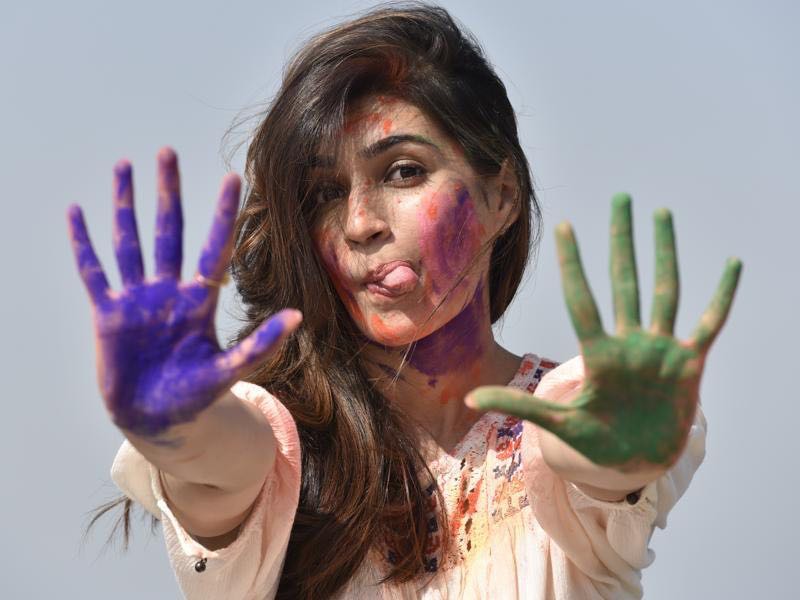 The Festive season is around the corner and everyone has found memories of Holi spent in their early days! Kriti Sanon,Kriti Sanon celebrates Holi,Kriti Sanon during Childhood in Delhi,Kriti Sanon holi,Holi,actress Kriti Sanon,Kriti Sanon pics,Kriti Sanon images,Kriti Sanon stills,Kriti Sanon pictures