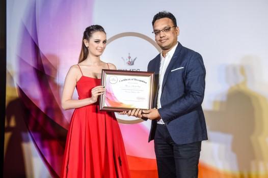 Bollywood Actress Evelyn Sharma presents Times Retail Icon Award to Mayank Lalpuria for Most promising shopping Mall of the Year - Phoenix Marketcity, Kurla.
