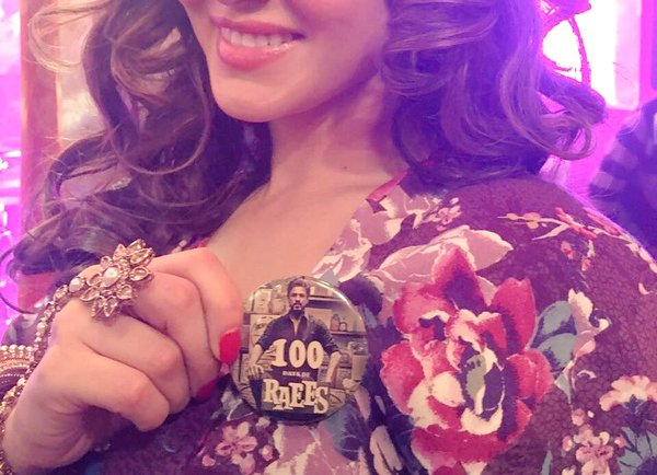 Bollywood actress Sunny Leone happy for being part of '100th day' of 'Raees'. Sunny Leone,actress Sunny Leone,Sunny Leone in Raees,Sunny Leone Raees,Sunny Leone and SRK,Sunny Leone and Shah Rukh Khan,Bollywood actress Sunny Leone,Sunny Leone at '100th day' of 'Raees' movie,Sunny Leone at Raees movie,Sunny Leone